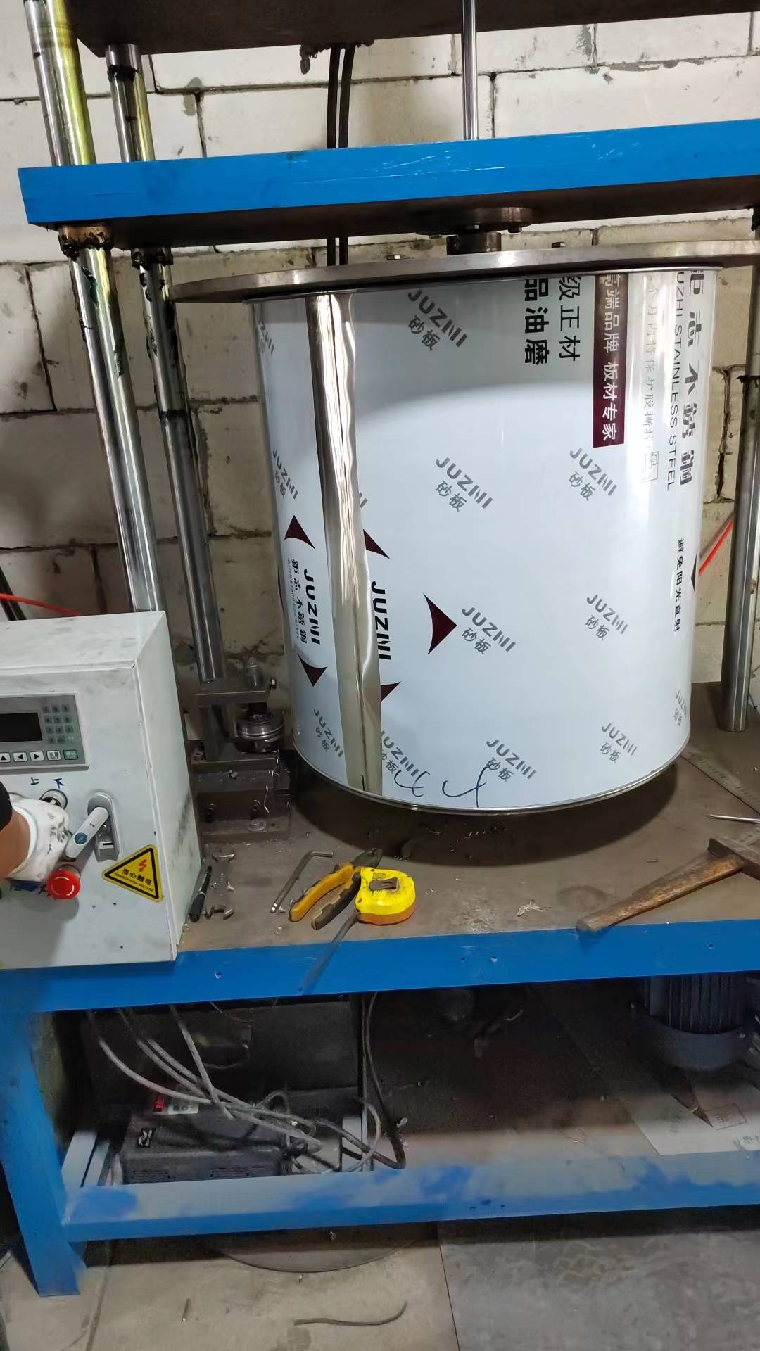 不锈钢烧饼桶的生产过程不锈钢桶是怎么做成的