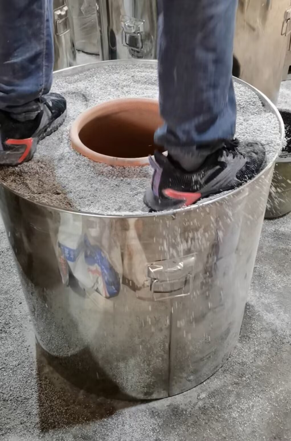 不锈钢烧饼炉炉缸敲起来声音像是空的一样什么原因是不是保温层没踩结实